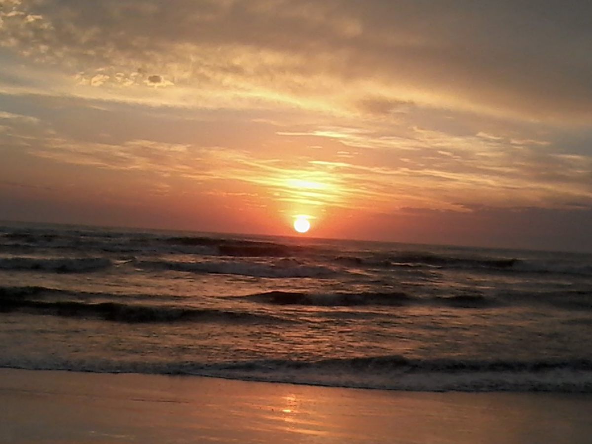 Nascer do sol sobre o mar na Praia de Magistério, em Balneário Pinhal